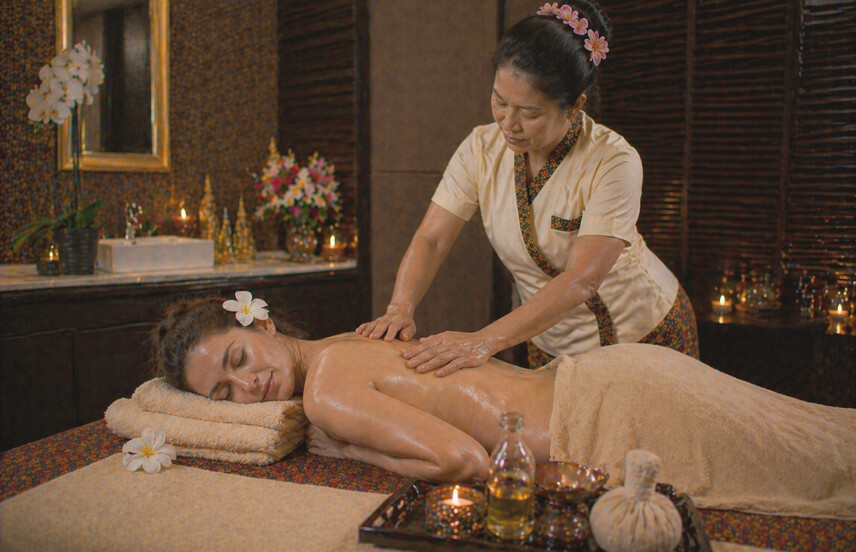Thai massage with cocoa oil